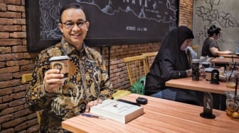 Review Minuman UMKM ala Food Vlogger, Gaya Anies Baswedan Tuai Sorotan