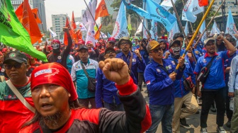 Potret Para Buruh Demo di Patung Kuda Kawal Putusan MK soal Omnibus Law