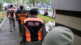 Diprotes Netizen, Parkir VIP di Trotoar Jalan Wolter Mongonsidi Dibubarkan Satpol PP DKI