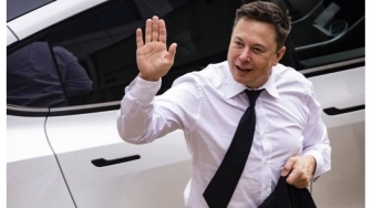 Cek Fakta: Elon Musk Pamer Robot Pemotong Rambut