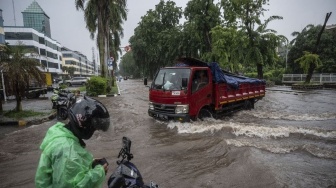 Transjakarta Rekayasa Rute Layanan Akibat Banjir Landa Jakarta