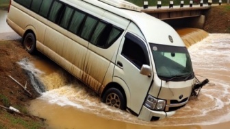 Dramatis! Minibus Terjun ke Kali Belakang Emporium Mall Jakarta Utara