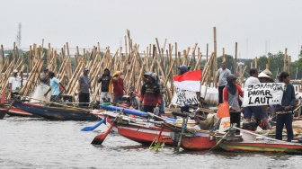 Aksi Nelayan Tarumajaya Menentang Pagar Laut Bekasi di Atas Air