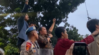 Ngaku Senang Dikritik dan Ikut Kepal Tangan Kiri, Massa Demo Indonesia Gelap Auto Bubar usai Ditemui Utusan Prabowo