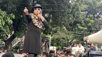 Kritik MBG Cuma jadi Kotoran, Pekik Emak-emak di Tengah Lautan Pendemo Indonesia Gelap: Di Mana Ndasmu Prabowo?