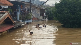 Banjir 3 Meter di Pancoran Tenggelamkan Atap Rumah, Sejumlah Bocil Malah Asyik Berenang: Seru!