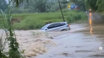 Nyangkut di Tiang Listrik, Satu Mobil Terseret Arus Banjir Bekasi