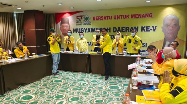 Berstatus Kader Golkar, Timses Nofel Saleh Ambil Formulir Pendaftaran Pilkada Bekasi Lewat PDIP