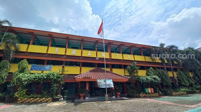 Satu siswa SMA Negeri 71 Jakarta, Duren Sawit, Jakarta Timur diduga terkonfirmasi positif Omicron, varian baru Covid-19. (Suara.com/Yaumal)