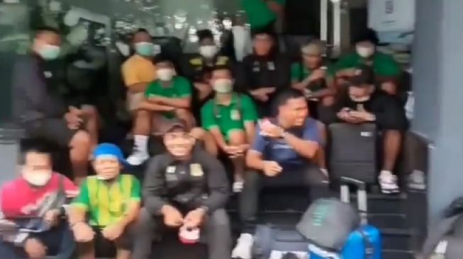 Skuat Persikasi Bekasi terlantar di depan hotel (Ist)