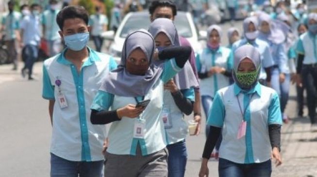 Februari Kelabu! PHK Massal Pabrik Ban di Cikarang, Bahaya Kemiskinan Ekstrem Mengintai