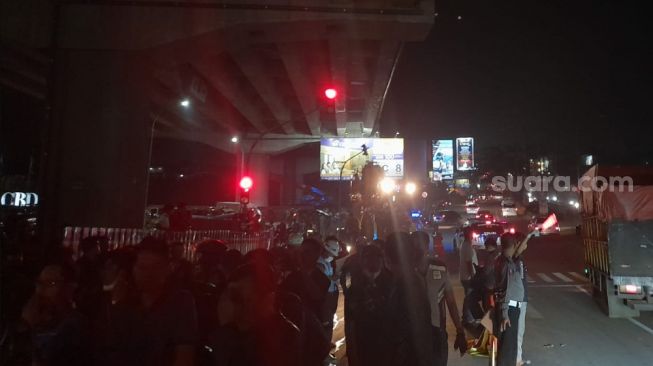 Lokasi lampu merah di kecelakaan truk tangki pertamina yang menyeruduk kendaraan roda doa di jalan alternatif cibubur, transyogi yang sebabkan belasan orang meninggal pada Senin (18/7/2022). [Suara.com/Danan Arya]