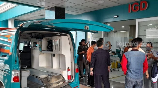 Korban tewas dan luka akibat kecelakaan maut di SDN Kota Baru 2, Jalan Sultan Agung, Bekasi Barat, Kota Bekasi dilarikan ke RS Ananda (Suara.com/Danan Arya)