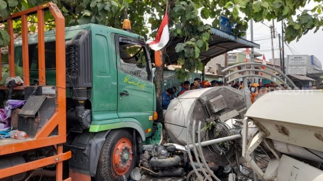 Kecelakaan maut di depan SDN Kota Baru Bekasi (Suara.com/Danan Arya)