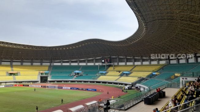 Kondisi sepi Stadion Patriot Candrabhaga pada laga Persipasi vs Citeureup Raya dalam lanjutan Liga 3 Seri 1 Jawa Barat, Jumat (30/9/2022) (Suara.com/Danan Arya)