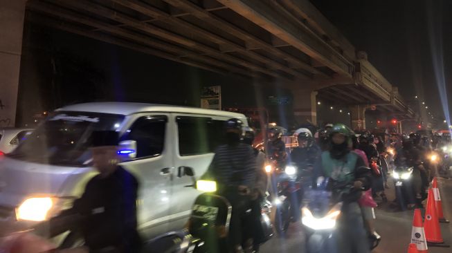 Arus mudik lebaran di wilayah Kalimalang, Kota Bekasi, Jawa Barat, terpantau ramai lancar pada Kamis (20/4/2023) malam. [Suara.com/Dea]