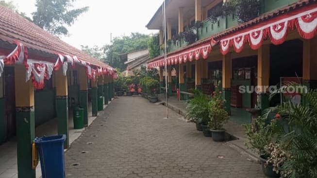 Breaking News! Gedung Sekolah Ditutup Seng, 420 Siswa SDN Bantargebang V Terlantar (Suara.com/Mae Harsa)