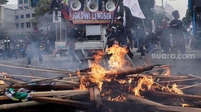 Massa dari beragam aliansi buruh saat menggelar aksi unjuk rasa di Kawasan Patung Kuda, Jakarta, Senin (2/10/2023). [Suara.com/Alfian Winanto]