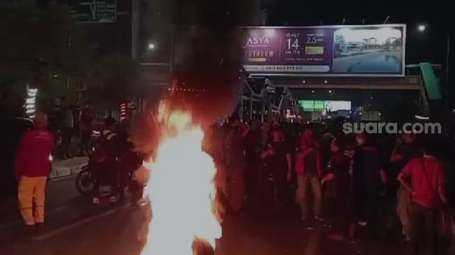 Coba Blokade Jalan Teuku Umar, Demo Buruh Tuntut Kenaikan UMK 2024 di Cikarang Bersitegang dengan Polisi