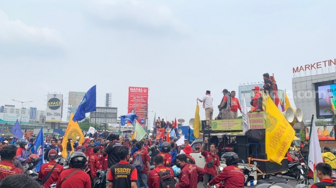 Sorotan Bekasi, Tetangga Desak Firli Bahuri Mundur, Demo Buruh Blokade Jalan dan Bakar Ban