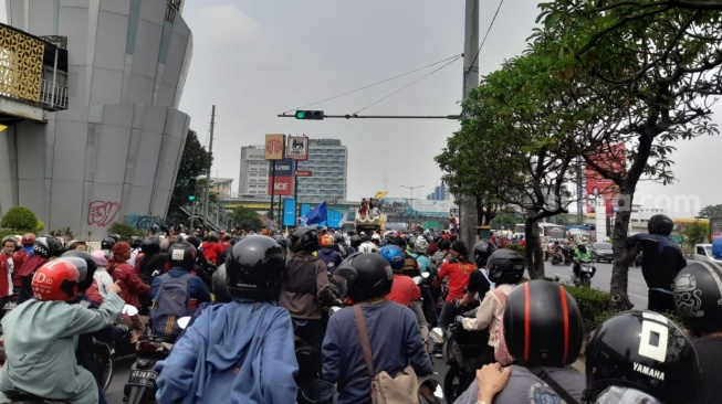 Kemacetan Mengular di Tol Jakarta-Cikampek Dampak Demo Buruh, Jasa Marga Buka Suara