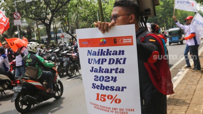 Massa dari Partai Buruh dan sejumlah aliansi buruh melakukan unjuk rasa di depan Kantor Balai Kota DKI Jakarta, Selasa (28/11/2023). [Suara.com/Alfian Winanto]