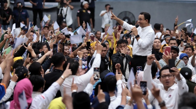 Capres nomor urut satu, Anies Baswedan dalam acara temu relawan dan warga di GOR Dispora Pancing, Deli Serdang, Sumatera Utara, Minggu (3/12/2023). [Istimewa]