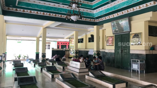 Mengenal Sejarah Makam KH Noer Ali yang Sering Dikunjungi Tokoh Nasional, Teranyar Anies Baswedan [Suara.com/Mae Harsa]