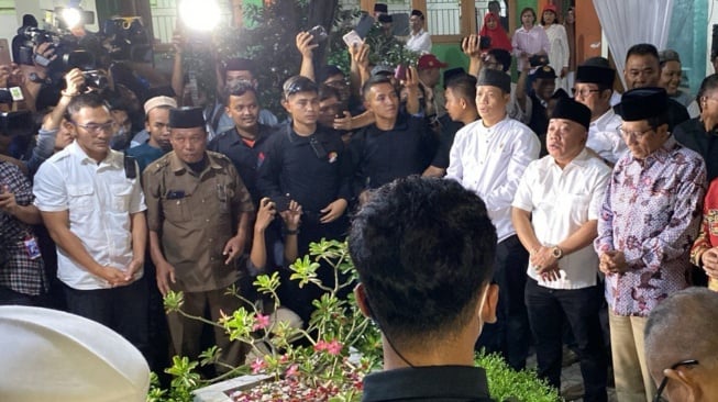 Berdoa di Makam Syaikh Muhadjirin, Mahfud MD Titip Pesan Ini untuk Warga Pesantren Saat Pilpres 2024