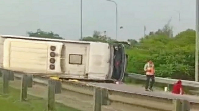 Kecelakaan maut terjadi di tol Cikampek-Purwakarta atau tol Cipali Jawa Barat arah ke Jakarta tepatnya di KM 72, Jumat (15/12) sore sekitar pukul 15:50 WIB [Antara]