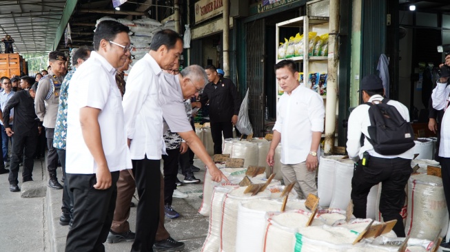 Bagi-bagi Beras di Bekasi, Joko Widodo Singgung Krisis Pangan Dunia