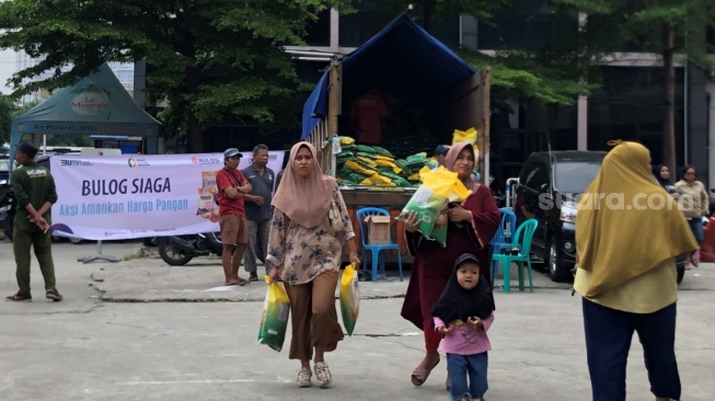 Pemandangan di Bekasi Pasca Pemilu 2024: Warga Desak-desakan Demi Dapat Beras Murah [Suara.com/Mae Harsa]