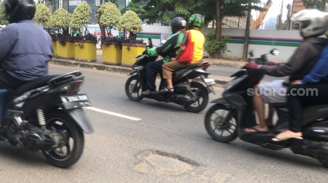 Bahaya! Potret Jalan Berlubang dan Rusak di Jalur Mudik Lintas Kalimalang Bekasi [Suara.com/Mae Harsa]