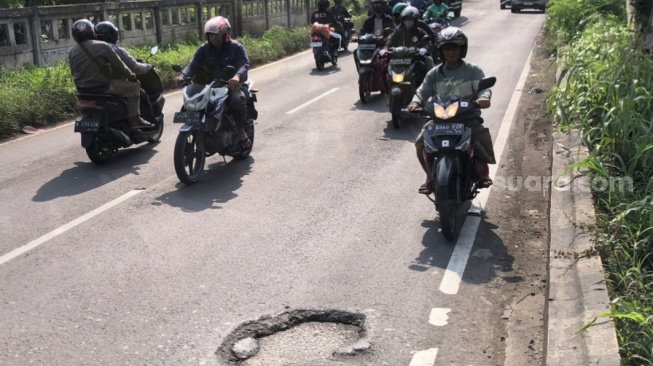 Bahaya! Potret Jalan Berlubang dan Rusak di Jalur Mudik Lebaran Lintas Kalimalang