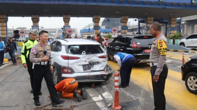 Polisi Olah TKP Kecelakaan Beruntun di GT Halim, Rekaman CCTV Perlihatkan Kondisi Ini