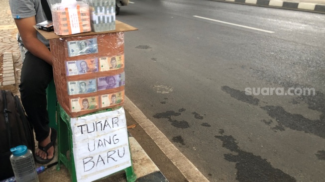 Keluh Kesah Jasa Tukar Uang Baru di Bekasi: Sepi Peminat, Pendapatan Menukik