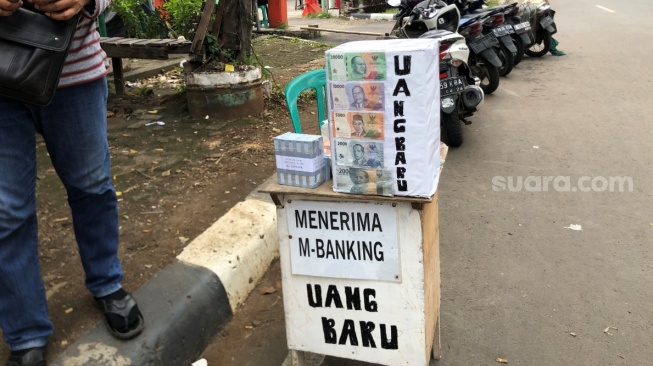 Terkuak! Rahasia Jasa Tukar Uang Jelang Lebaran di Kalimalang: Semua Satu Bos di Mangga Besar [Suara.com/Mae Harsa]