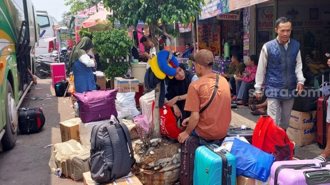 Daerah Merak Macet Parah, Penumpukan Pemudik Terjadi di Terminal Bekasi [Suara.com/Mae Harsa]