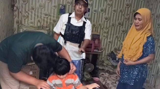 Kakek dan Nenek yang Rawat Cucu Penderita Cerebral Palsy Dapat Bantuan Kemensos