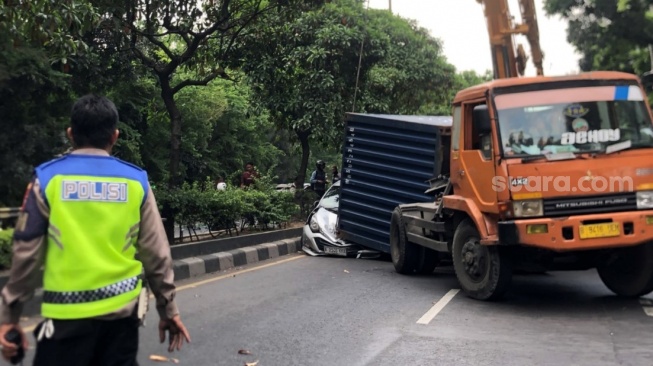 Penampakan Truk Trailer Terguling di Jalan Ahmad Yani, Satu Mobil Sigra Gepeng