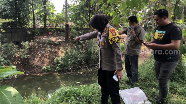 Terungkap! Ini Identitas Lekaki yang Tewas dengan Gaya Eksekusi Mafia di Bekasi, Begini Pengakuan Saksi [Suara.com/Mae Harsa]