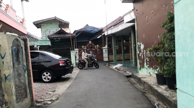 Aksi pencurian sepeda motor terjadi di sebuah indekos Jalan Kemakmuran III Margajaya, Kecamatan Bekasi Selatan, Kota Bekasi, Senin (29/7/2024). [Suara.com/Mae Harsa]