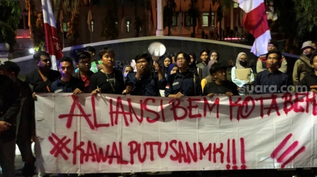 Hingga Kamis Malam, Aliansi BEM Kota Bekasi Tutup Jalan di Depan Gedung DPRD