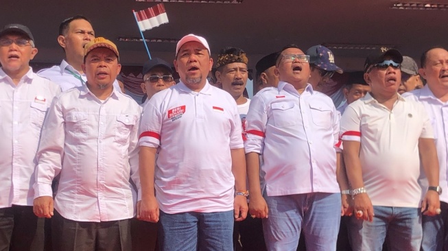 Acara deklarasi bakal calon wali Kota Bekasi dan bakal calon wakil wali Kota Bekasi Heri Koswara-Sholihin di alun-alun M Hasibuan, Minggu (25/8/2024). [Suara.com/Mae Harsa]