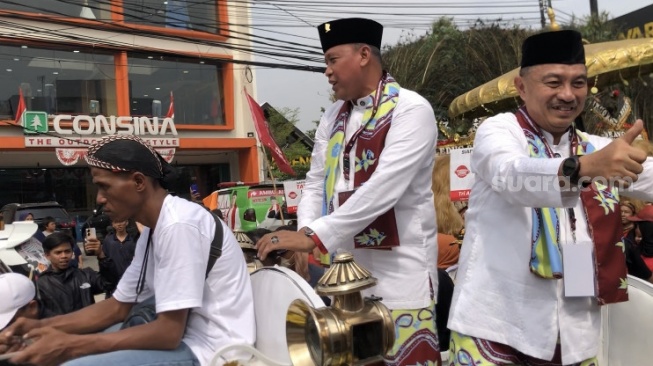 Pasangan bakal calon wali kota dan calon wakil wali kota Bekasi Tri Adhianto dan Abdul Harris Bobihoe mendaftarkan diri ke KPU hari ini, Rabu (28/8/2024). [Suara.com/Mae Harsa]