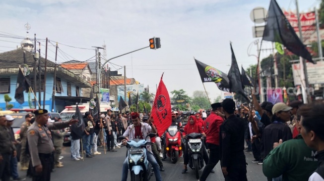 Pantauan chatprivate.site di lokasi, relawan dan simpatisan terlihat di sejumlah titik. Beberapa ada yang berkumpul di depan Gedung PMI Kota Bekasi. [Suara,com/Mae Harsa]