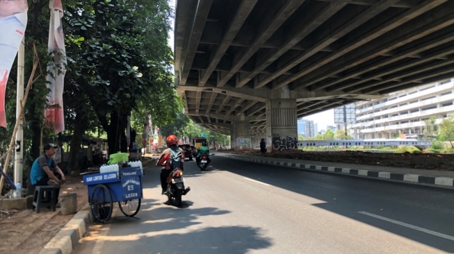 Oknum Satuan Polisi Pamong Praja (Satpol PP) Kota Bekasi diduga melakukan pungutan liar (pungli) kepada pedagang kaki lima (PKL) yang ada di sepanjang Jalan KH. Noer Ali, Bekasi Selatan, Kota Bekasi. [Suara.com/Mae Harsa]