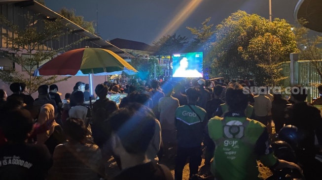 Demi Timnas Indonesia, Warga Rela Berdiri Saat Nobar di Halaman KONI Kota Bekasi