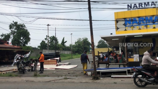 Hujan lebat disertai angin kencang membuat dua lapak UMKM yang berada di wilayah Padurenan, Kecamatan Mustika Jaya, Kota Bekasi, porak poranda, Selasa (24/9/2024). [Suara.com/Mae Harsa]