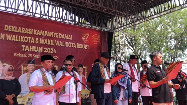 Tiga pasangan calon (paslon) yang mengikuti kontestasi pemilihan kepala daerah (Pilkada) Kota Bekasi, yakni Heri Koswara-Sholihin, Uu Saeful Mikdar-Nurul Sumarheni dan Tri Adhianto-Harris Bobihoe mengikuti deklarasi kampanye damai. [Suara.com/Mae Harsa]